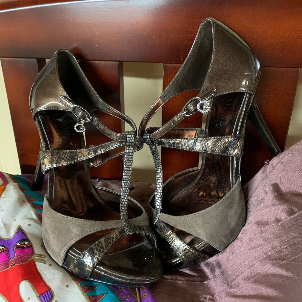 Guess pumps